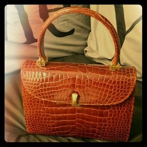 GIORGIO'S WOMEN UNIQUE HAND BAG OR SHOULDER